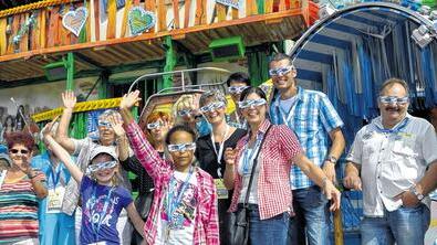 Vor der Kulisse: die Gäste der diesjährigen Tour „Laurenzi hinter den Kulissen“. Vor der Kulisse: die Gäste der diesjährigen Tour „Laurenzi hinter den Kulissen“.