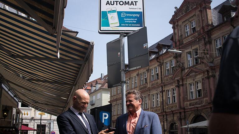 Beim Parkautomaten in der Karmelitenstraße stellten SVG-Geschäftsführer Walter Beck (rechts) und Christoph Schwarzmichel vom Betreiber Sunhill das neue bargeldlose Bezahlsystem fürs Parken vor. Foto: Ivana Biscan