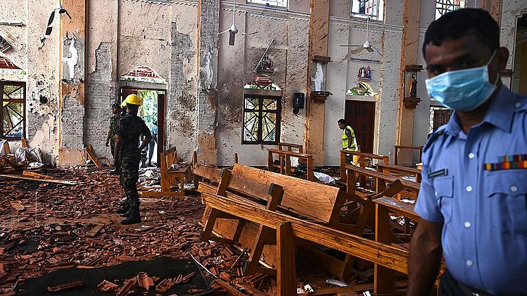 TOPSHOT-SRI LANKA-ATTACKS       -  Sicherheitspersonal inspiziert nach den Anschlägen vom Ostersonntag eine der zerstörten Kirchen.