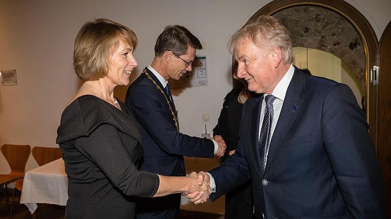 Pflegt gute Kontakte zur Rathausspitze: Freie-Wähler-Fraktionsvorsitzender Stefan Labus (rechts) beim Neujahrsempfang im Rathaus mit Monika Remelé und Oberbürgermeister Sebastian Remelé.