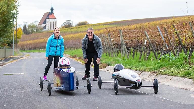 Die Schülerinnen Jana und Sarah Brandt sind leidenschaftliche Seifenkistenfahrerinnen. Ihre Eltern Jörg und Stefanie unterstützen sie dabei nicht nur vom Fahrbahnrand aus.