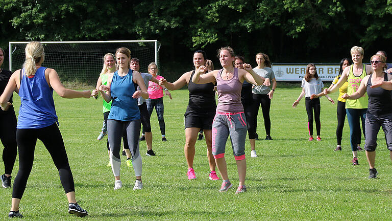 Ein Bild aus besseren Tagen: Es zeigt eine Zumbavorführung auf dem DJK-Sportgelände in Altbessingen. Derzeit sind Gruppen- und Mannschaftssportarten nicht erlaubt.