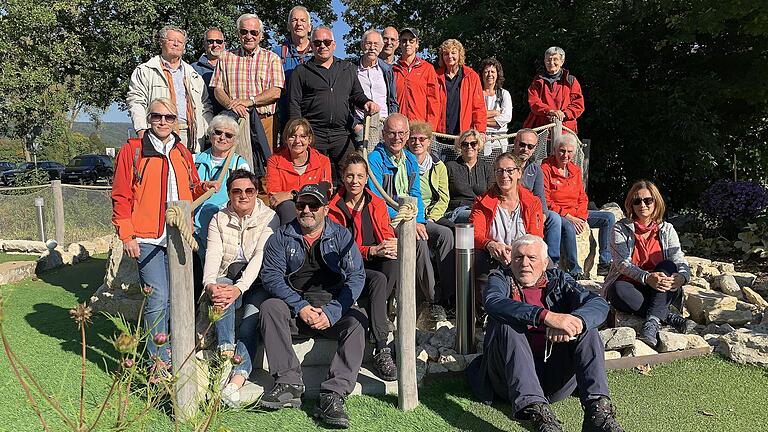 Die Teilnehmerinnen und Teilnehmer vom Ausflug der AH Gemeinschaft. Im Vordergrund auf dem Grün sitzend unser Tour-Guide, Hermann Pressler.