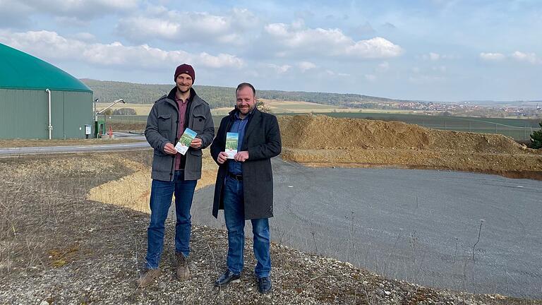 Laut Felix Schmidl von der Bioenergie Ostheim und Bürgermeister Steffen Malzer (rechts) hat das Nahwärmenetz in Ostheim noch viel Potenzial.