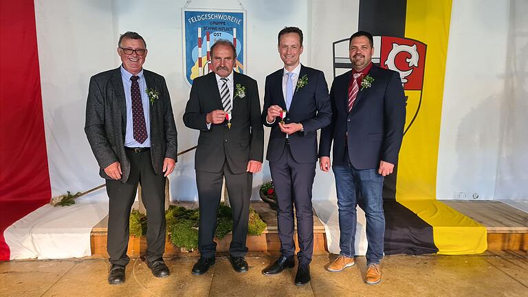 Siebener Obmann Manfred Mai, Landrat Florian Töpper und Bürgermeister Johannes Grebner überreichen den ersten goldenen Henkel des Landkreises Schweinfurt an den Ebertshäuser Alfred Ankenbauer. Siebener Obmann Manfred Mai, Landrat Florian Töpper und Bürgermeister Johannes Grebner überreichen den ersten goldenen Henkel des Landkreises Schweinfurt an den Ebertshäuser Alfred Ankenbauer.