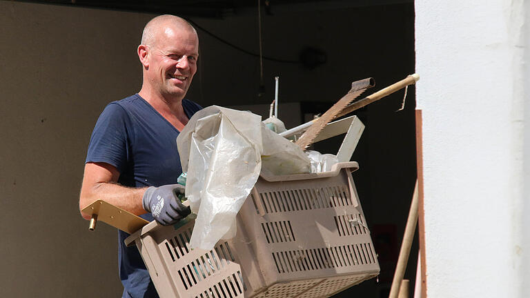 Auch Marktgemeinderat und 'Enso-Standortbotschafter' Thorsten Ort packte kräftig mit an. - Auch Marktgemeinderat und 'Enso-Standortbotschafter' Thorsten Ort packte kräftig mit an. Auch Marktgemeinderat und 'Enso-Standortbotschafter' Thorsten Ort packte kräftig mit an. - Auch Marktgemeinderat und 'Enso-Standortbotschafter' Thorsten Ort packte kräftig mit an.