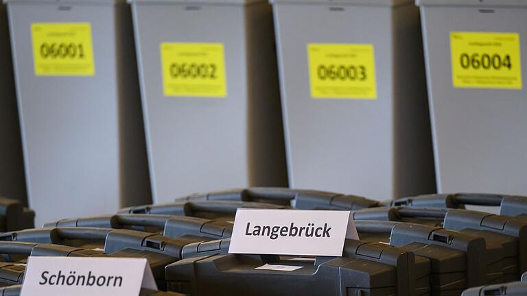 Landtagswahl Sachsen - Kreiswahlausschuss in Dresden - Bei der Landtagswahl am 1. September waren in Dresden und Umgebung Briefwahlzettel aufgetaucht, die zugunsten der rechtsextremen Kleinstpartei Freie Sachsen manipuliert worden waren. (Archivbild) Landtagswahl Sachsen - Kreiswahlausschuss in Dresden - Bei der Landtagswahl am 1. September waren in Dresden und Umgebung Briefwahlzettel aufgetaucht, die zugunsten der rechtsextremen Kleinstpartei Freie Sachsen manipuliert worden waren. (Archivbild)