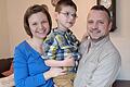 Carina und Stefan Roth mit dem siebenjährigen Sohn Max, der auf Hilfe angewiesen ist.       -  Carina und Stefan Roth mit dem siebenjährigen Sohn Max, der auf Hilfe angewiesen ist.