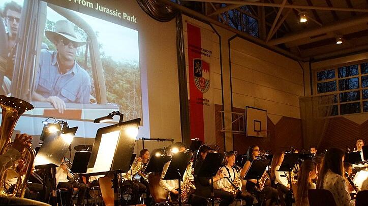 Das gemeinsame Schülerorchester Dankenfeld, Kirchaich und Priesendorf beeindruckte mit der Titelmusik von &bdquo;Jurassic Park&rdquo; und mit &bdquo;Mamma Mia&rdquo; von ABBA.