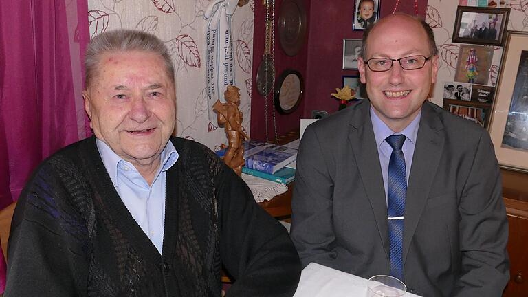 Ihn hat er einst im Amt des Ortssprechers beerbt: Mellrichstadts dritter Bürgermeister Frank Vetter (rechts) überbrachte Helmut Rieß aus Sondheim/Grabfeld zum 90. Geburtstag die Glückwünsche der Stadt und des TV Sondheim.