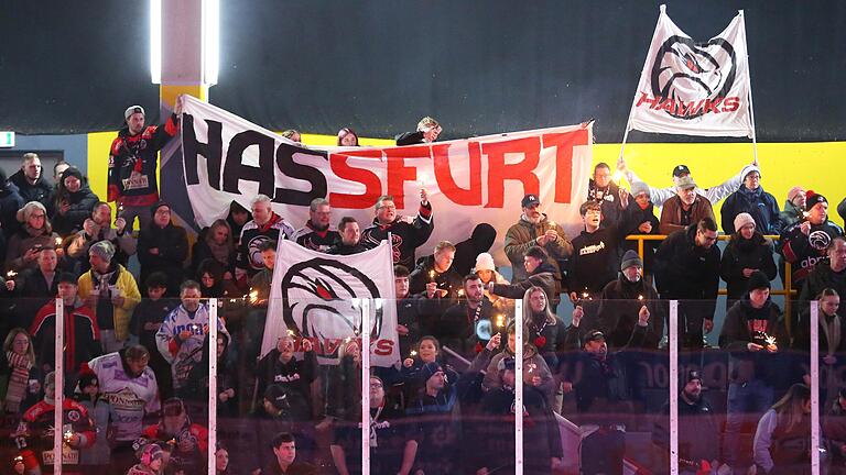 Die Fans hatten allen Grund zur Freude: Nach dem 4:2 im Hinspiel entschieden die Haßfurter Hawks auch das Rückspiel gegen den ESV Burgau mit 11:10 für sich und stehen somit im Play-Off-Finale.
