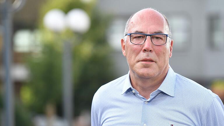 Bürgermeister Waldemar Brohm versucht Alternativen für die Aufnahme von Geflüchteten in der Gemeinde Margetshöchheim (Lkr. Würzburg) zu finden. Bürgermeister Waldemar Brohm versucht Alternativen für die Aufnahme von Geflüchteten in der Gemeinde Margetshöchheim (Lkr. Würzburg) zu finden.