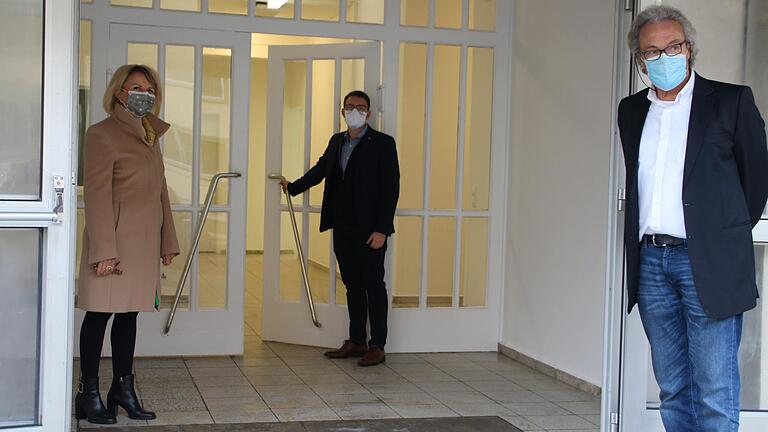 Hereinspaziert: Das Impfzentrum in den Marshall Heights kann am 4. Januar starten. Landrätin Tamara Bischof und BRK-Chef Felix Wallström bekamen von Investor Georg Wittmann (rechts) den Schlüssel für das Haus, in dem sich früher ein amerikanischer Jugendclub befand. Hereinspaziert: Das Impfzentrum in den Marshall Heights kann am 4. Januar starten. Landrätin Tamara Bischof und BRK-Chef Felix Wallström bekamen von Investor Georg Wittmann (rechts) den Schlüssel für das Haus, in dem sich früher ein amerikanischer Jugendclub befand.
