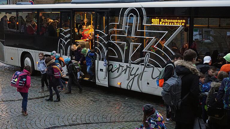 Die Schülerinnen und Schüler stellen die größte Gruppe an Fahrgästen im ÖPNV des Landkreises (Archivfoto von 2019). Dessen Umorganisation soll ihn auch für andere Menschen attraktiver machen. Der Umbau hat derzeit eine leichte Zeitverzögerung.