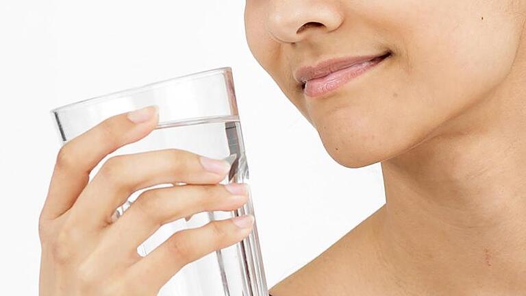 Kleiner Schluck, große Wirkung: Der regelmäßige Griff zum Wasserglas kann bei Mundgeruch helfen. Foto: Monique Wüstenhagen/dpa-tmn       -  Viel Wasser trinken ist ein beliebter Abnehm-Trick.