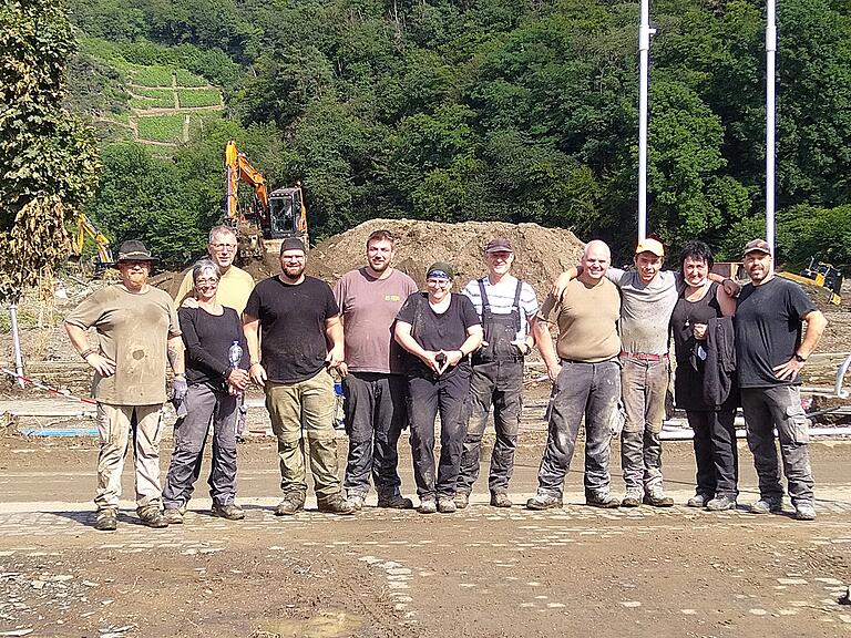 Hand in Hand: Ein Helfer-Team aus der Rhön war für fünf Tage im Ahrtal und halfen bei den Aufräumarbeiten mit. Hand in Hand: Ein Helfer-Team aus der Rhön war für fünf Tage im Ahrtal und halfen bei den Aufräumarbeiten mit.