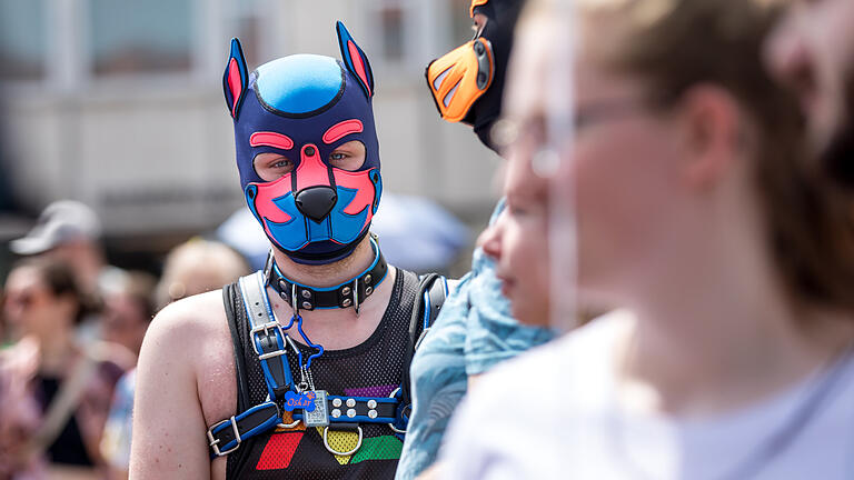 Christopher Street Day in Würzburg       -  Mehrere Tausend Teilnehmer gehen am Samstag (29.06.24) beim Umzug zum Christopher Street Day (CSD) mit Fahnen und Plakaten durch die Würzburger Innenstadt. Der CSD steht dieses Jahr unter dem Motto „Love is no crime“ (Liebe ist kein Verbrechen).