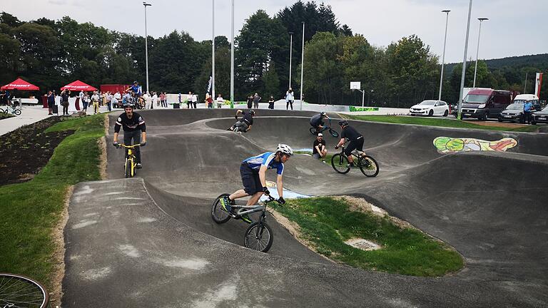 Der „Funpark Park Four Seasons“ in Bischofsheim bietet Radsportlern abwechslungsreiche Möglichkeiten der Betätigung. Der „Funpark Park Four Seasons“ in Bischofsheim bietet Radsportlern abwechslungsreiche Möglichkeiten der Betätigung.