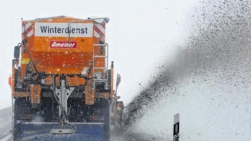 Schneefresser: In hohem Bogen fliegt der Schneematsch in den Straßengraben, wenn das Räumfahrzeug in voller Fahrt über die Kreis- und Bundesstraßen donnert.