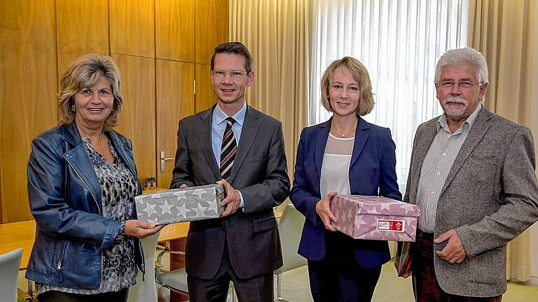 Päckchen für bedürftige Kinder - (ein) Noch bis zum 15. November nimmt die Aktion „Weihnachten im Schuhkarton“ Weihnachtspäckchen für bedürftige Kinder in aller Welt entgegen. In die Schuhkartons können Schulmaterialen, Süßigkeiten, Hygieneartikel oder kleine Überraschungen gepackt werden. Zudem empfiehlt sich eine Spende von 6 Euro für den Transport der Pakete. Annahmestellen sind der Bürgerservice im Rathaus, Schuh Mücke, Radio Primaton, die Radiologischen Praxen in der Friedenstraße und der Gustav-Adolph-Straße und die Stadtgalerie Adressen, weitere Annahmestellen und Informationen gibt es unter www.geschenke-der-hoffnung.org. Unser Foto zeigt Schweinfurts Oberbürgermeister Sebastian Remelé, der traditionell die Schirmherrschaft übernommen hat. Er überreicht zusammen mit seiner Frau Monika Kornelia (links) und Wolfgang Schnepf (rechts), den Koordinatoren der Aktion in der Region Schweinfurt, zwei Päckchen. Päckchen für bedürftige Kinder - (ein) Noch bis zum 15. November nimmt die Aktion „Weihnachten im Schuhkarton“ Weihnachtspäckchen für bedürftige Kinder in aller Welt entgegen. In die Schuhkartons können Schulmaterialen, Süßigkeiten, Hygieneartikel oder kleine Überraschungen gepackt werden. Zudem empfiehlt sich eine Spende von 6 Euro für den Transport der Pakete. Annahmestellen sind der Bürgerservice im Rathaus, Schuh Mücke, Radio Primaton, die Radiologischen Praxen in der Friedenstraße und der Gustav-Adolph-Straße und die Stadtgalerie Adressen, weitere Annahmestellen und Informationen gibt es unter www.geschenke-der-hoffnung.org. Unser Foto zeigt Schweinfurts Oberbürgermeister Sebastian Remelé, der traditionell die Schirmherrschaft übernommen hat. Er überreicht zusammen mit seiner Frau Monika Kornelia (links) und Wolfgang Schnepf (rechts), den Koordinatoren der Aktion in der Region Schweinfurt, zwei Päckchen.