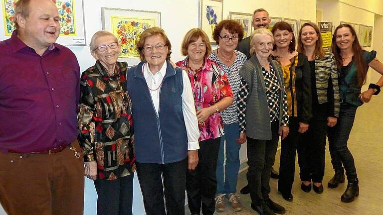 Die Mitglieder der Rottendorfer Malgruppe &bdquo;Pinselstrich&ldquo; (im Bild einige davon) stellen in der vhs in Würzburg ihre Werke aus; mit im Bild bei der Vernissage: Rottendorfs Bürgermeister Roland Schmitt (hinten) sowie von der VHS Sabine Steinisch (Zweite von rechts).