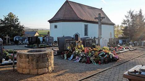 Die Umgestaltung des oberen Bereichs im Steinsfelder Friedhof ist abgeschlossen. Der Bauausschuss zeigte sich vor Ort zufrieden mit dem Ergebnis.