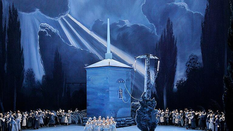 Bayreuther Festspiele 2018 - Lohengrin - Gemalte Welt in Blau: der neue Bayreuther „Lohengrin”. Bayreuther Festspiele 2018 - Lohengrin - Gemalte Welt in Blau: der neue Bayreuther „Lohengrin”.
