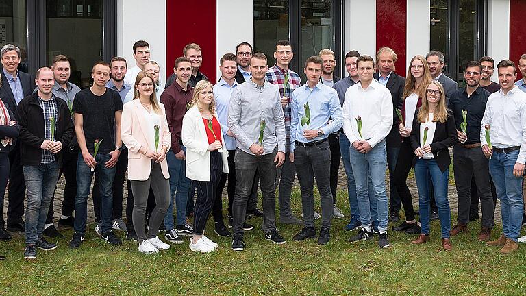 Warema ehrt Mitarbeiter bei Freisprechungsfeier. Warema ehrt Mitarbeiter bei Freisprechungsfeier.