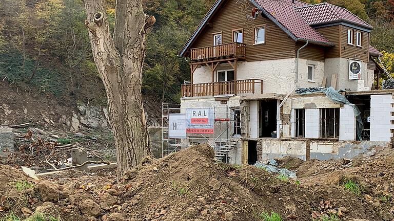 Blick auf ein Haus im Ahrtal, dessen Anbauten völlig erneuert werden mussten. Blick auf ein Haus im Ahrtal, dessen Anbauten völlig erneuert werden mussten.
