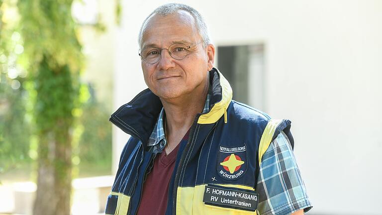 Pfarrer Frank Hofmann-Kasang trägt seine Einsatzweste. Er ist in der ökumenischen Notfallseelsorge des evangelisch-lutherischen Dekanats Würzburg zuständig. Pfarrer Frank Hofmann-Kasang trägt seine Einsatzweste. Er ist in der ökumenischen Notfallseelsorge des evangelisch-lutherischen Dekanats Würzburg zuständig.