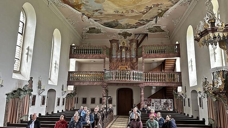 Viele Gemeinsamkeiten, was die künstlerische Ausstattung der Wallfahrtskirche Ipthausen betrifft, entdeckten die Besucher aus den Haßbergen bei den Grabfeldkünstlern Johann Joseph Keßler und Johann Peter Herrlein. Beide arbeiteten auch in vielen Kirchen in den Haßbergen.