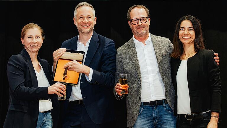 Simon Pierro spendiert dem Führungstrio der VR Bank Kitzingen gerne ein Bier – frisch gezapft vom iPad (v. links n. rechts: Anika Friedrich, Simon Pierro, Alexander Schuster und Selina Gruß).