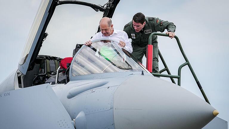 Im Cockpit.jpeg       -  Bundeskanzler Olaf Scholz steigt in das Cockpit eines Kampfjets der Luftwaffe. Seinerzeit ruckelte seine Ampel-Koalition bereits, mittlerweile steckt sie in ernsthaften Schwierigkeiten.