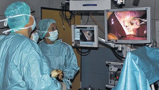 OP am Bildschirm: Hubert Scheidbach verfolgt die minimalinvasive Operation auf dem Monitor. Dort trennt er gerade die Gallenblase (helles Gewebe) ab. Das Dunkelrote ist die Leber.