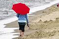 Abruptes Ende des Hochsommers: Urlauberin beim einsamen Strandspaziergang auf der Ostseeinsel Usedom.