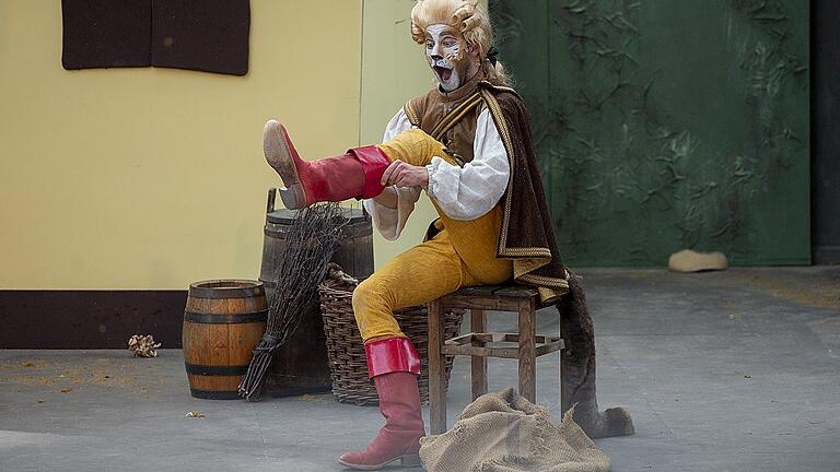 Der freche Kater (Felix Radcke) bei den Clingenburg-Festspielen