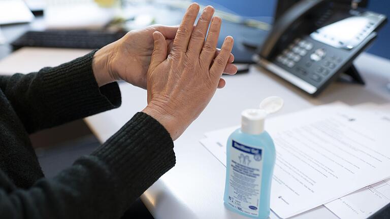 Das Corona-Virus kann sich auch am Arbeitsplatz verteilen – die Gesundheitsämter müssen sich bei der Nachverfolgung der Kontakte auf die Infizierten verlassen. Das Corona-Virus kann sich auch am Arbeitsplatz verteilen – die Gesundheitsämter müssen sich bei der Nachverfolgung der Kontakte auf die Infizierten verlassen.