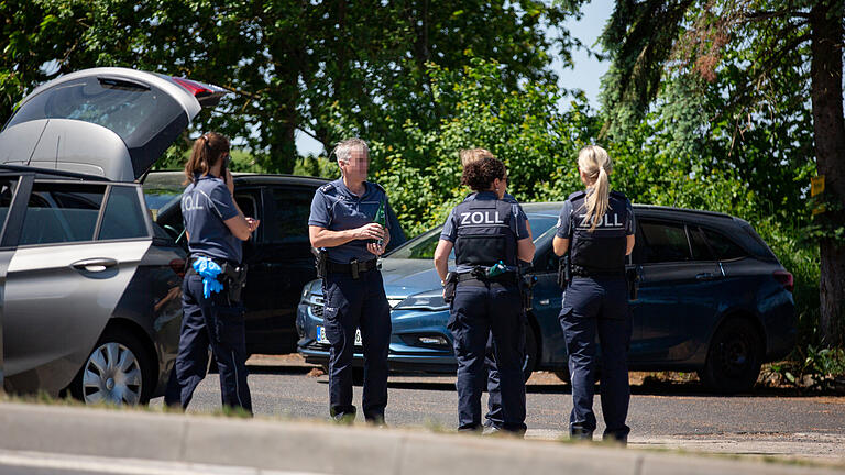 Am Donnerstag, 25. Mai 2023 wurden bei einer Razzia beim TSV Aubstadt mehrere Häuser und das Vereinsheim des Sportvereins durchsucht. Nach den Durchsuchungen machten die Beamten auf dem Parkplatz groß Eibstadt eine Nachbesprechung.