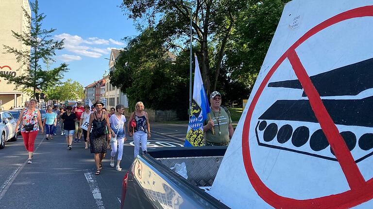 Neben Aufklärung der Folgen der Corona-Maßnahmen fordern viele der Demonstrierenden ein Ende der Waffenlieferungen an die Ukraine. Das macht ein Plakat auf der Ladefläche deutlich.