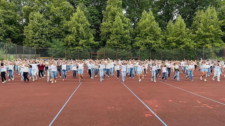 Verabschiedung der Schülerinnen von ihrer Schulleiterin Frau Doris Roth.