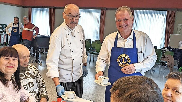 Lions-Präsident Horst Waldner (rechts) und Heiligenfeld-Küchenchef Johannes Werner servieren die Suppe zum Auftakt des Drei-Gang-Weihnachtsmenüs.       -  Lions-Präsident Horst Waldner (rechts) und Heiligenfeld-Küchenchef Johannes Werner servieren die Suppe zum Auftakt des Drei-Gang-Weihnachtsmenüs.