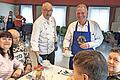 Lions-Präsident Horst Waldner (rechts) und Heiligenfeld-Küchenchef Johannes Werner servieren die Suppe zum Auftakt des Drei-Gang-Weihnachtsmenüs.       -  Lions-Präsident Horst Waldner (rechts) und Heiligenfeld-Küchenchef Johannes Werner servieren die Suppe zum Auftakt des Drei-Gang-Weihnachtsmenüs.