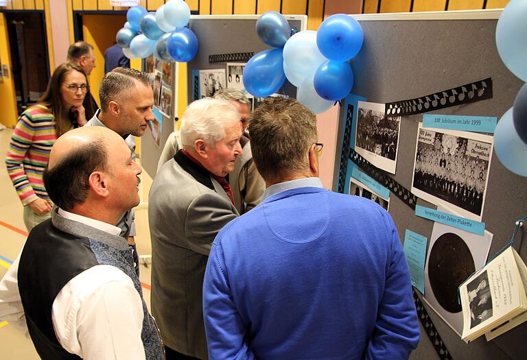 Eine kurzweilige Bilderausstellung erinnerte in der Volkacher Mainschleifenhalle an die vielen Sänger- und Theaterfreuden im Gesangverein 'Frohsinn' Obervolkach. Eine kurzweilige Bilderausstellung erinnerte in der Volkacher Mainschleifenhalle an die vielen Sänger- und Theaterfreuden im Gesangverein 'Frohsinn' Obervolkach.