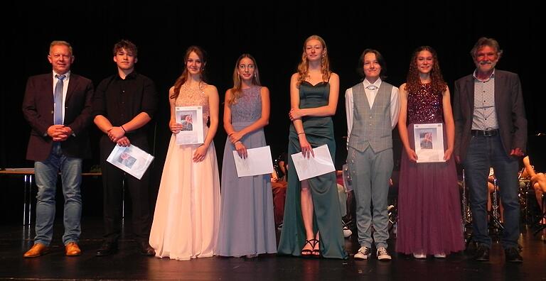 Die Preisträgerinnen und Preisträger der Werner-von-Siemens-Realschule auf Landes- und Bundesebene beim Europäischen Wettbewerb 2024. Das Foto zeigt von links: Kunstlehrer Martin Bühner, Findus Koob, Elisha Wiesner, Sophie Zimmer, Elsa Zirkelbach, Gry Kaminsky, Sofie Reiher und Dritter Bürgermeister Karl Breitenbücher.