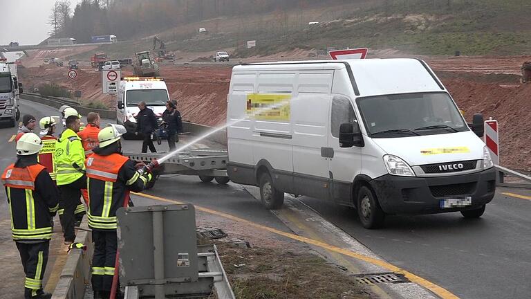 Nach Unfall mit drei Toten: Feuerwehr spritzt Handygaffer mit Wasser ab       -  Bundesweit sorgte ein Einsatz der Feuerwehr im November für Schlagzeilen: Bei einem schweren Autounfall mit drei Toten auf der A 3 bei Rohrbrunn (Lkr. Aschaffenburg) richtete die Feuerwehr ihren Wasserschlauch gegen sogenannte Gaffer. Im Internet wurde das Eingreifen des Feuerwehrmanns in vielen Leserkommentaren gelobt. Die Polizei war dagegen nicht begeistert.