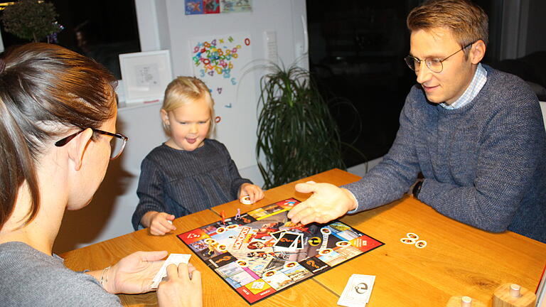 Spielzeit nach Feierabend: Die fünfjährige Carla spielt mit ihren Eltern Benjamin und Laura König Monopoly in einer Version für Kinder.&nbsp;