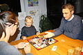 Spielzeit nach Feierabend: Die fünfjährige Carla spielt mit ihren Eltern Benjamin und Laura König Monopoly in einer Version für Kinder.&nbsp;