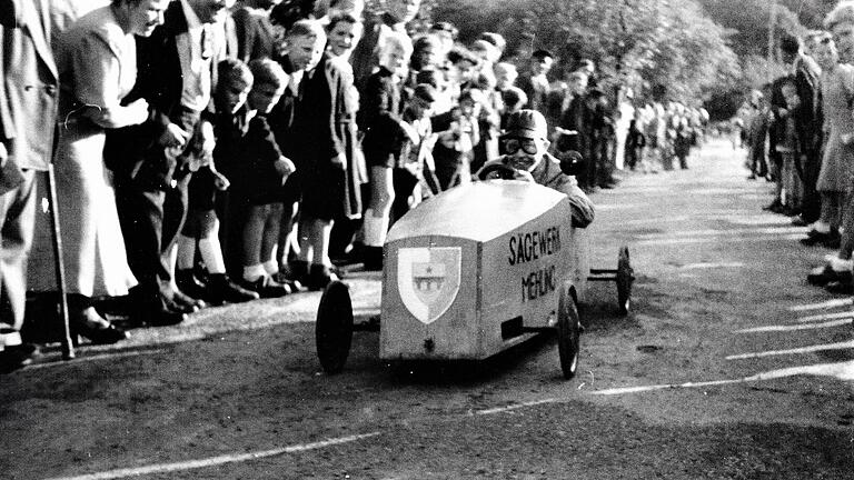 Heinz Ruppert war der Gewinner des Seifenkistenrennens 1950. Er hatte die Start-Nummer 16. Auf der Front seines Fahrzeugs prangte das Marktheidenfelder Stadtwappen, auf der Seite der Name des 'Sponsors', des Sägewerks Mehling, Hafenlohr.