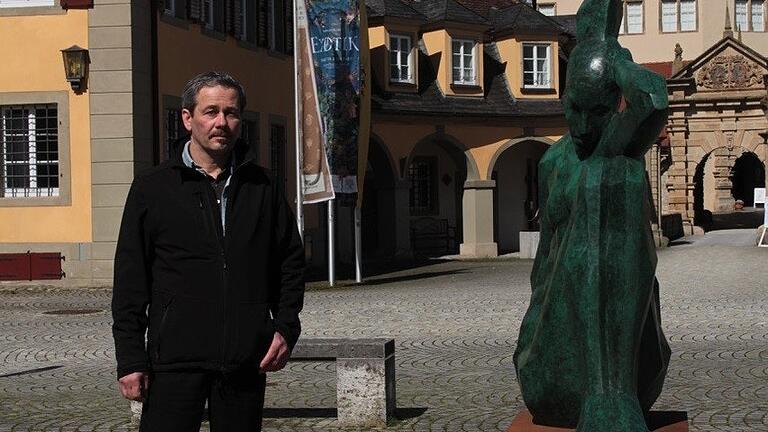 Marco Flierl neben seiner „Sitzenden“ (Bronze, 2008) auf dem Marktplatz von Weikersheim.