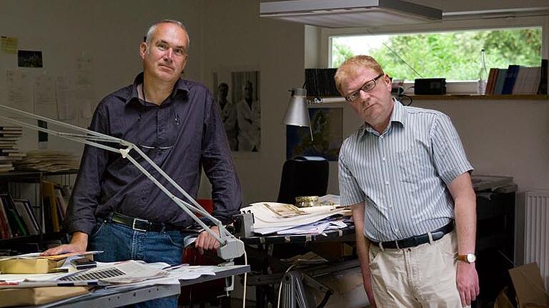 Gerne etwas schräg: die Witzezeichner Heribert Lenz und Achim Greser (rechts) in ihrem Atelier in Aschaffenburg.
